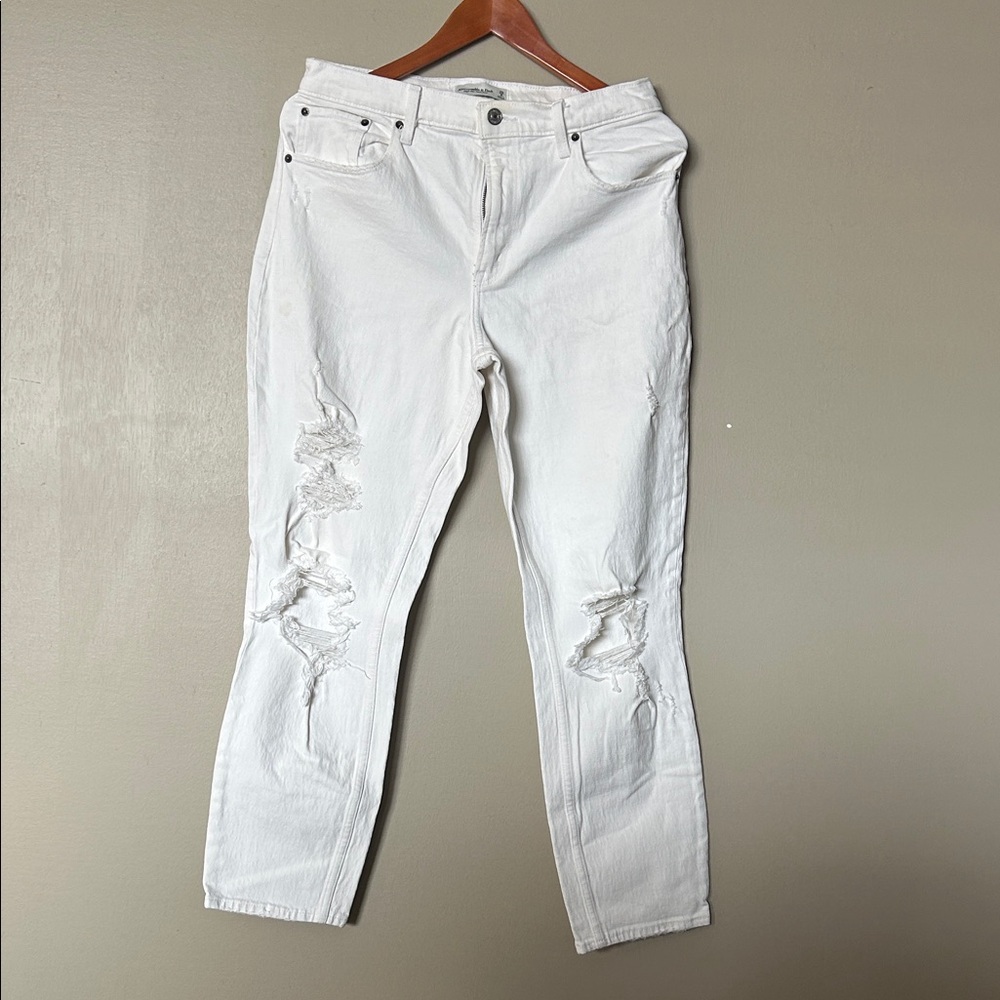 Abercrombie and Fitch Women’s White Straight Leg Ripped Jeans